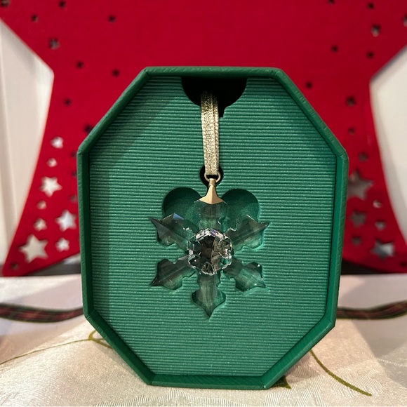 Swarovski 2022 Limited Edition Small Snowflake Ornament #5621017 ❄️ - Picture 6 of 10